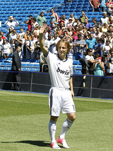 罗马客场1-0十人帕尔马，莱昂尼染红，苏莱定位球制胜